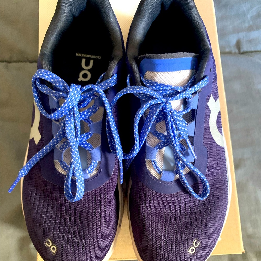 On Cloud Womens running sneaker